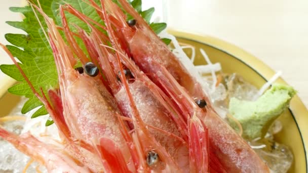 Sashimi aux crevettes dans un bol — Video