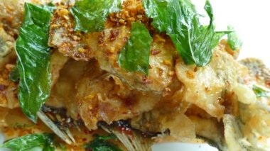 Soslu kızarmış balık.