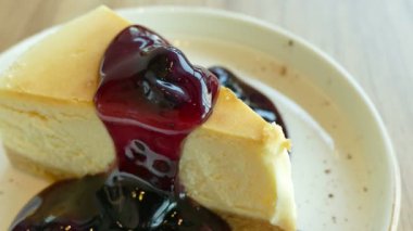 Peynir pasta dilimi sos ile