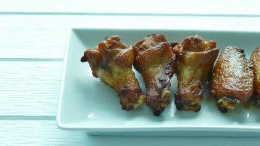 Kızarmış tavuk kanadı.