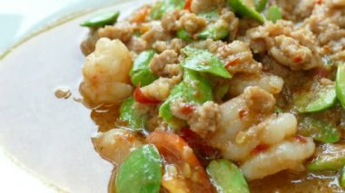 Tavada kızartılmış bükülmüş küme fasulye