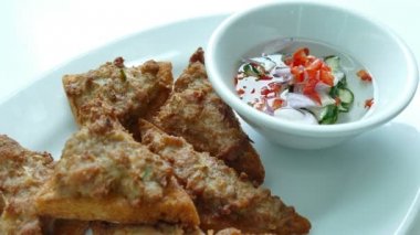 Ekmek üzerine kıyılmış domuz eti