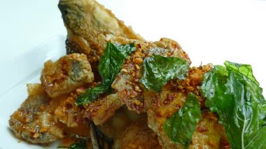 kızarmış balık-salata ile