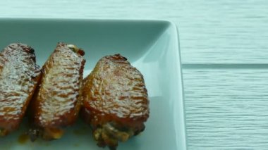 Kızarmış tavuk kanadı.