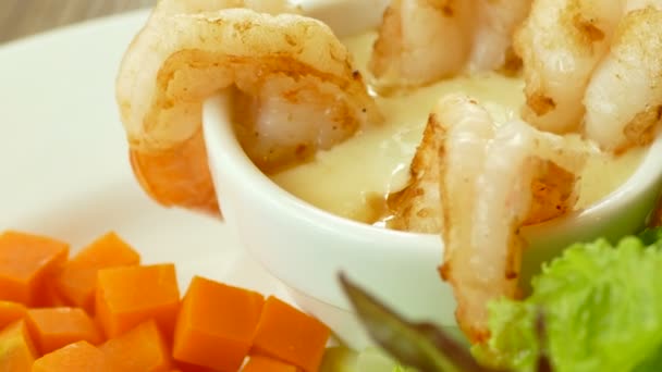 Креветки на гриле со свежим салатом — стоковое видео