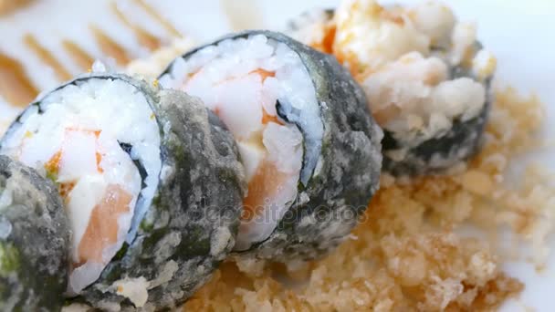 Färsk Sushi med tonfisk — Stockvideo