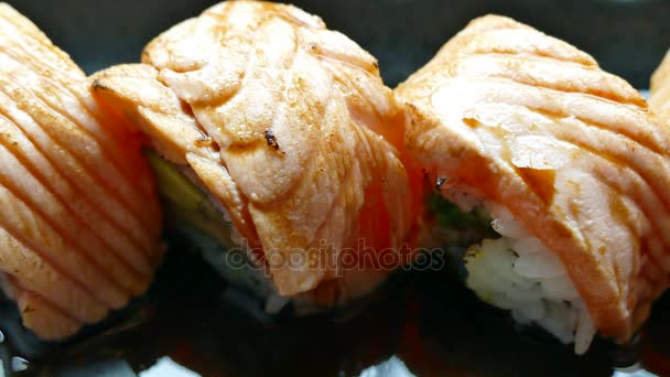 Свежий суши с тунцом — стоковое видео