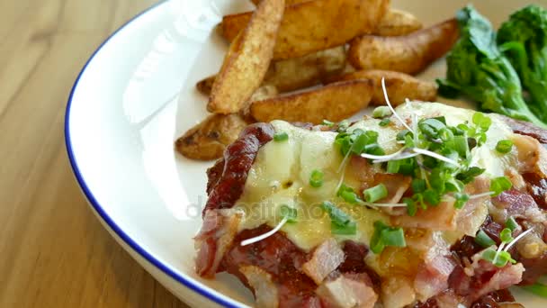 Filete de pollo con papas fritas — Vídeo de stock