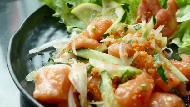 三文鱼辣沙拉和沙拉酱在盘子上 — 图库视频影像