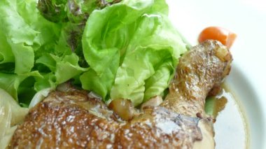 Fırında tavuk salatası