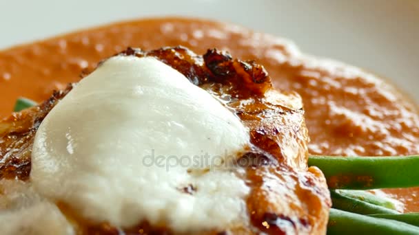 Bife de frango com molho — Vídeo de Stock