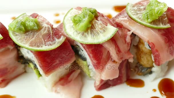 Frisches Sushi mit Speck — Stockvideo