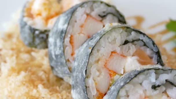 Frisches Sushi mit Thunfisch — Stockvideo