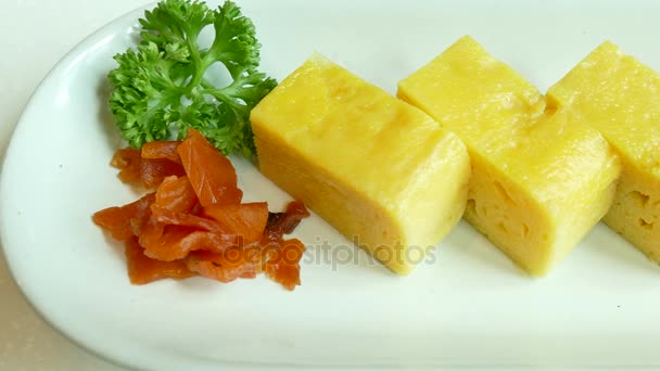 Tortilla con salmón sobre plato blanco — Vídeo de stock