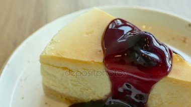 Peynir pasta dilimi sos ile