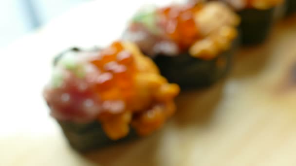 Sushi fresco con atún — Vídeos de Stock