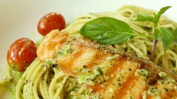 Spaghetti al pesto con salmone — Video Stock