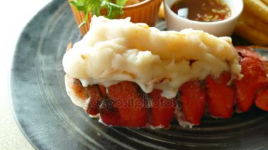 Taze sebze ile ızgara ıstakoz