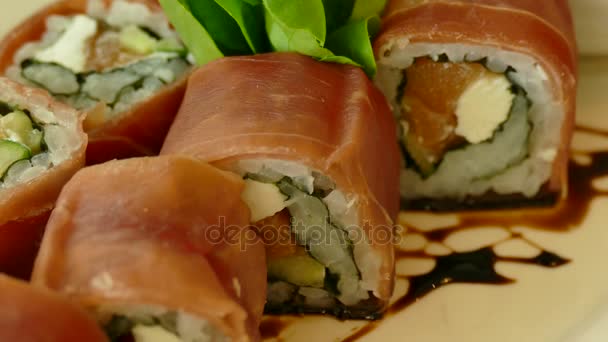 Свежий суши на тарелке — стоковое видео