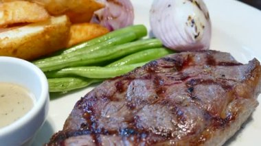 ızgara balık biftek ile kızarmış patates