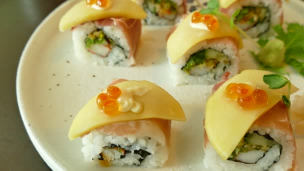 Rohes und frisches Sushi mit Käse — Stockvideo