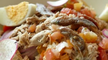 taze salata ızgara tavuk ve yumurta 