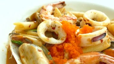 Karides ve midye makarna 