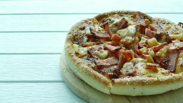 Pizza gesneden op houten plank — Stockvideo