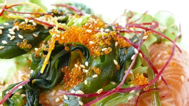 Ensalada de salmón con verduras frescas — Vídeos de Stock