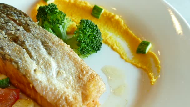 Pesce alla griglia con verdure — Video Stock