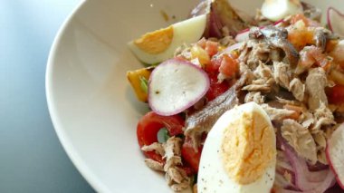 taze salata ızgara tavuk ve yumurta 