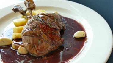 Patates ve soslu fırında hindi