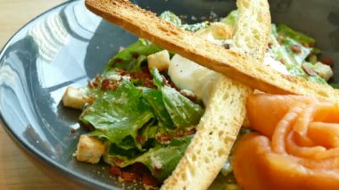 taze balık salata yaprakları ile 