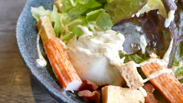 Ensalada de palo de cangrejo fresco y picante — Vídeo de stock