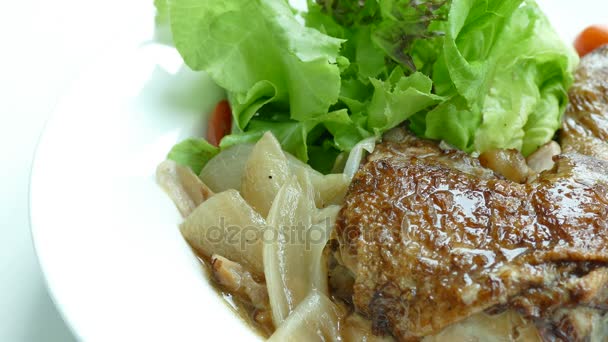 Salada com frango assado — Vídeo de Stock