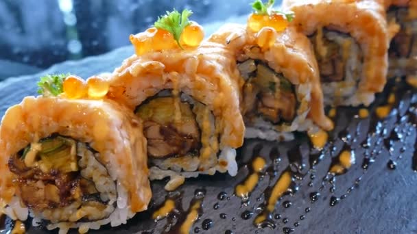 Sushis frais dans l'assiette au restaurant — Video