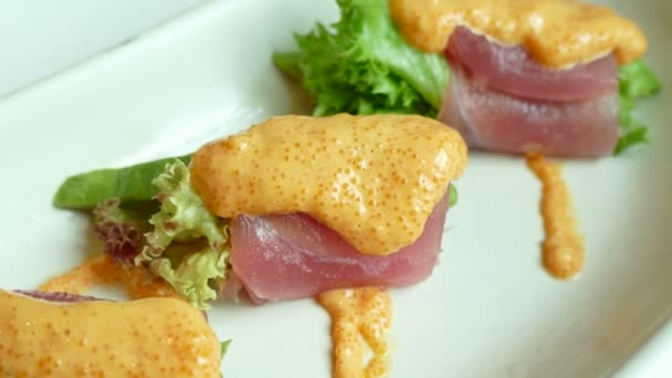 Rolled slices of tuna with sauce — Stock Video