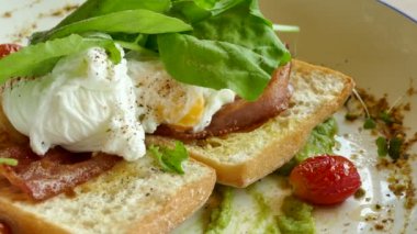 haşlanmış yumurta ile tost