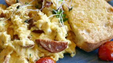 omlet tost ve domates ile