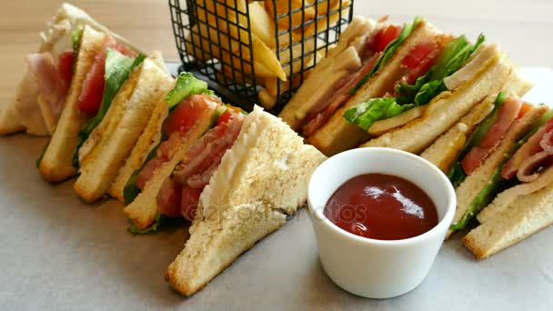 Filas de sándwiches con salsa — Vídeos de Stock