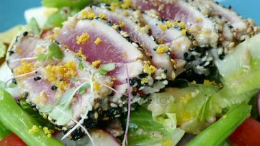 Taze sebzeli ton balığı salatası.