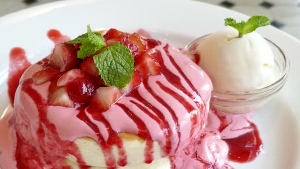 Panqueque con helado de fresa — Vídeos de Stock