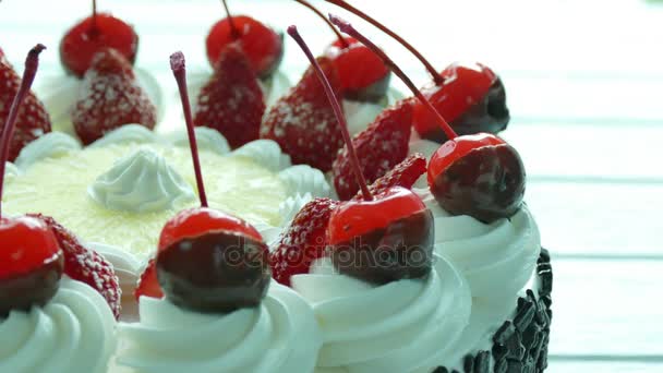 Pastel de helado con bayas — Vídeos de Stock