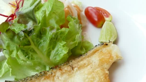 Deliciosa ensalada de pescado — Vídeos de Stock