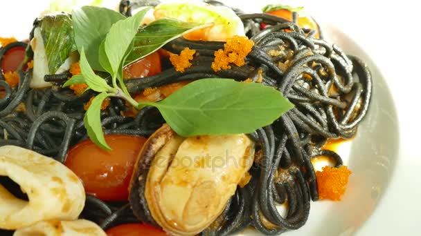 Deliziosa pasta nera con ostriche — Video Stock