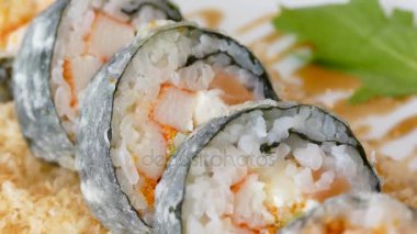 taze suşi restoranında plaka üzerinde