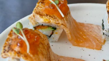 taze suşi restoranında plaka üzerinde