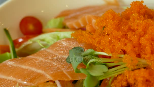 Deliciosa ensalada de pescado — Vídeo de stock