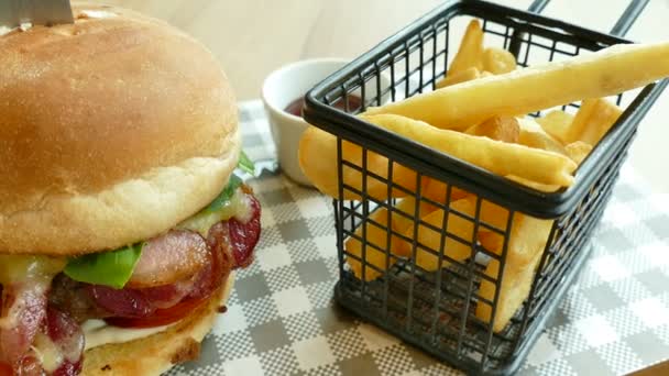 Smakelijke Amerikaanse hamburger met frietjes — Stockvideo