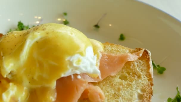 Тости з яйцем і лососем — стокове відео